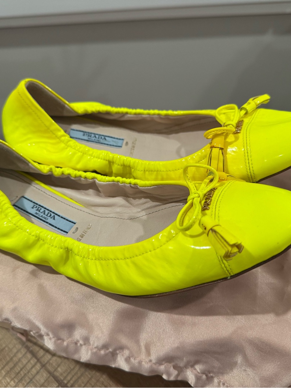 Authentic PRADA Neon Yellow Patent Leather Bow Tassel Scrunch Ballet Flats - Picture 5 of 9